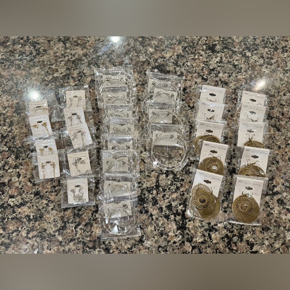 NWT 31 Pairs of Fashion Earrings